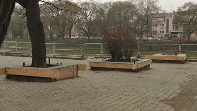 В Ужгороді ремонтують лавиці на площі Фенцика і біля ясена Масарика В Ужгороді ремонтують лавиці на площі Фенцика і біля ясена Масарика