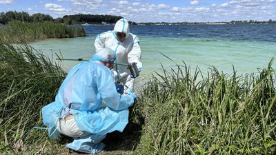 Фахівці беруть зразки води з озера Задорожнє