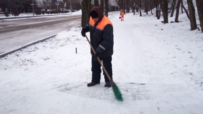Ожеледиця: у Черкасах на дорогах працюють 10 спецмашин Ожеледиця: у Черкасах на дорогах працюють 10 спецмашин