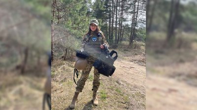 Змінила білий халат на камуфляж та автомат. Історія чернігівки Наталії Носок, яка мобілізувалася до лав ЗСУ Змінила білий халат на камуфляж та автомат. Історія чернігівки Наталії Носок, яка мобілізувалася до лав ЗСУ