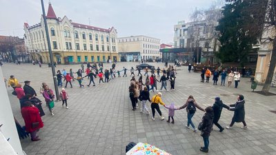 "Шкарпетуйся": акцію на підтримку дітей із синдромом Дауна провели у Житомирі "Шкарпетуйся": акцію на підтримку дітей із синдромом Дауна провели у Житомирі