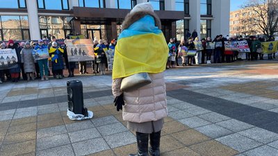 "Обміняйте всіх на всіх": у Черкасах родичі полонених вийшли на мирну акцію "Обміняйте всіх на всіх": у Черкасах родичі полонених вийшли на мирну акцію