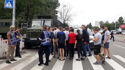 Справа про вимагання. Близько 150 членів Нацкорпусу зібралися під судом