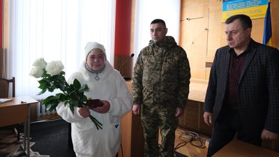 Матері загиблого Олексія Казмірука передали посмертну нагороду сина