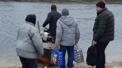 Волонтери з Миколаєва та Херсона роздали гумдопомогу жителям села, що розташоване на лінії вогню Волонтери з Миколаєва та Херсона роздали гумдопомогу жителям села, що розташоване на лінії вогню