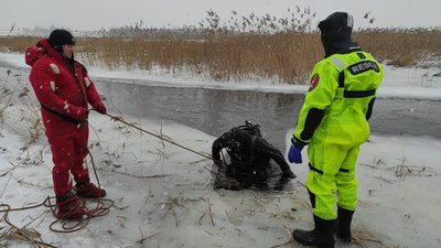 Водолази шукають людину в річці