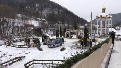 До Водохреща. На Прикарпатті жителі гірського села замість крижаних скульптур поставили березові До Водохреща. На Прикарпатті жителі гірського села замість крижаних скульптур поставили березові