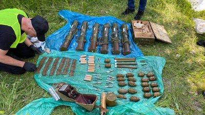 Гранатомети, патрони й гранати: на Рівненщині у лісі знайшли схрон зі зброєю
