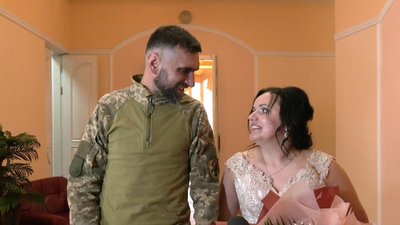Доля звела через 27 років: у Хмельницькому в День закоханих одружилося 15 пар наречених Доля звела через 27 років: у Хмельницькому в День закоханих одружилося 15 пар наречених