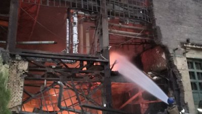 У Краматорську внаслідок обстрілу горів один з цехів завода СКМЗ У Краматорську внаслідок обстрілу горів один з цехів завода СКМЗ