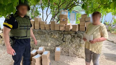 Поліцейські доставили гуманітарну допомогу жителям села Осокорівка на Херсонщині Поліцейські доставили гуманітарну допомогу жителям села Осокорівка на Херсонщині