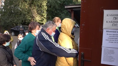 Вижити в черзі: у Смілі зробити ПЛР-тест збираються по пів сотні людей щодня Вижити в черзі: у Смілі зробити ПЛР-тест збираються по пів сотні людей щодня