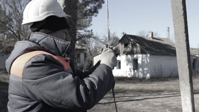 "Ми працюємо на своєму фронті" – енергетики Житомирщини про відновлення ліній електропередач на Херсонщині "Ми працюємо на своєму фронті" – енергетики Житомирщини про відновлення ліній електропередач на Херсонщині