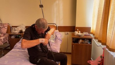 Пихали спицю під шкіру, били струмом, зламали руку: історія ізюмчанина, який провів в полоні 11 днів Пихали спицю під шкіру, били струмом, зламали руку: історія ізюмчанина, який провів в полоні 11 днів