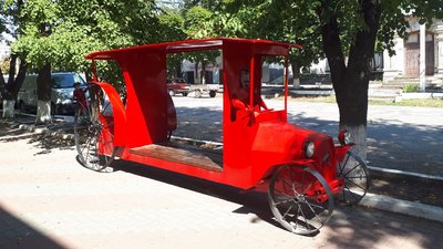 У Бобринці встановили лавку у вигляді авто ХІХ століття