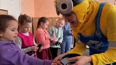 У Прилуках волонтери роздають флікери школярам