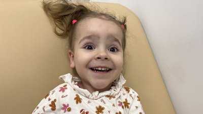 Отримавши укол, Вікторія стала активнішою, багато говорить та усміхається Отримавши укол, Вікторія стала активнішою, багато говорить та усміхається