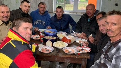 Ветерани та волонтери допомагають лагодити згорілу хату АТОвцю з Волині
