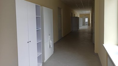 Ремонт приймального відділення у Шепетівські лікарні завершили, але не закінчили - мають під'єднати до опалення та облаштувати "теплий" під'їзд. Фото: Хмельницька ОДА.
