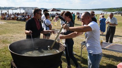 На Тернопільщині під час відкриття пляжу збирали гроші на ЗСУ На Тернопільщині під час відкриття пляжу збирали гроші на ЗСУ