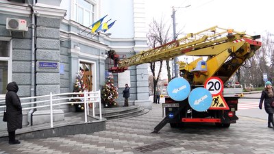 У Житомирі на Михайлівській встановили ялинки у діжках У Житомирі на Михайлівській встановили ялинки у діжках