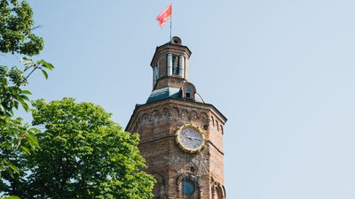 На водонапірній вежі у Вінниці працюють альпіністи — що там роблять і чому не працює годинник На водонапірній вежі у Вінниці працюють альпіністи — що там роблять і чому не працює годинник