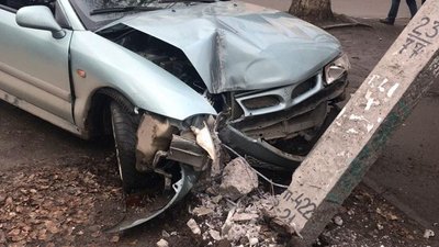 Таксі збило електроопору та дорожній знак у Сумах Таксі збило електроопору та дорожній знак у Сумах