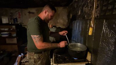 Готують суп під обстрілами і рятують цуценят: черкаський боєць про побут на фронті