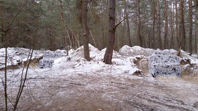 Волонтер показав, як військові використовують сітки. Волонтер показав, як військові використовують сітки.