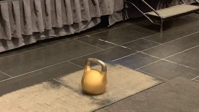 Запорізький гирьовик встановлює рекорди із заплющеними очима