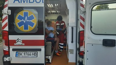 На Рівненщині дівчинка наштрикнулась рукою не металевий паркан На Рівненщині дівчинка наштрикнулась рукою не металевий паркан