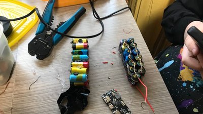 Павербанки для військових із використаних електронних сигарет зробили школярі з Коростишева Павербанки для військових із використаних електронних сигарет зробили школярі з Коростишева