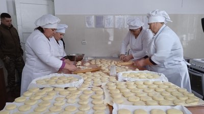 На Тернопільщині працівниці коледжу приготували півтисячі пампухів для військових На Тернопільщині працівниці коледжу приготували півтисячі пампухів для військових