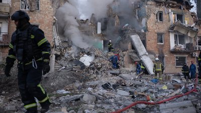 Рятувальники розбирають завали зруйнованого російським ударом будинку у Дарницькому районі