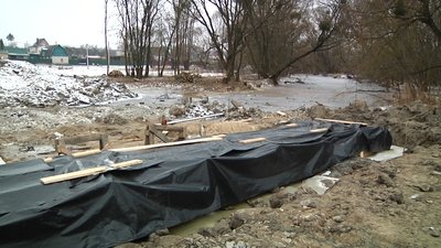 У селі Барашівка на Житомирщині призупинили будівництво нового мосту через річку Лісова У селі Барашівка на Житомирщині призупинили будівництво нового мосту через річку Лісова