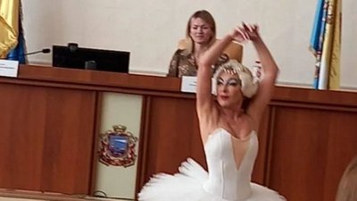 На Одещині чиновниця привітала мера-іменинника танцем із "Лебединого озера"