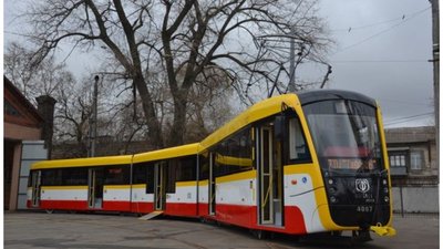 В Одесі зібрали четвертий трисекційний трамвай "Одісей МАХ" В Одесі зібрали четвертий трисекційний трамвай "Одісей МАХ"