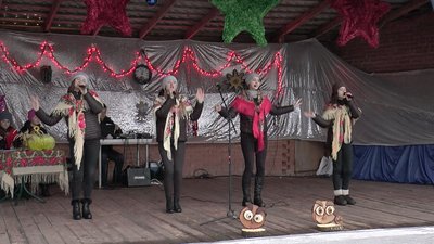 Співають різдвяні пісні Співають різдвяні пісні