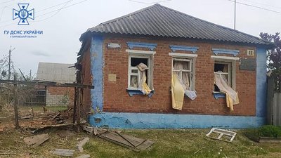 Обстріл Вовчанська: рятувальники дістали з-під завалів жінку Обстріл Вовчанська: рятувальники дістали з-під завалів жінку