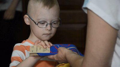 Майже 3 тисячі кольорових шкарпеток продали в Тернополі, щоб "сонячні діти" поїхали на відпочинок Майже 3 тисячі кольорових шкарпеток продали в Тернополі, щоб "сонячні діти" поїхали на відпочинок