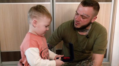 Син черкаського добровольця тримає в руках нагороду "Золотий Хрест"