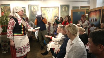 Переселенці з Маріуполя зіграли у Рівному весілля у традиціях давнього Полісся Переселенці з Маріуполя зіграли у Рівному весілля у традиціях давнього Полісся