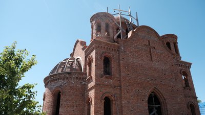 На будівництво церкви в Чернівецькій області дяк з місцевими зібрали приблизно три мільйони гривень На будівництво церкви в Чернівецькій області дяк з місцевими зібрали приблизно три мільйони гривень