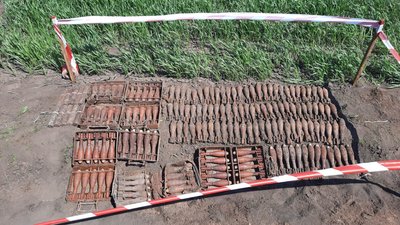 "153 міни та 10 артснарядів". Житель Харківщини знайшов на городі арсенал часів війни "153 міни та 10 артснарядів". Житель Харківщини знайшов на городі арсенал часів війни