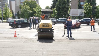 У Черкасах проводять ямковий ремонт дороги У Черкасах проводять ямковий ремонт дороги
