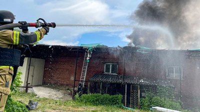 Рятувальник гасить пожежу, яка зайнялася через влучання російського дрона в Чугуєві на Харківщині, 23 травня 2026 року Рятувальник гасить пожежу, яка зайнялася через влучання російського дрона в Чугуєві на Харківщині, 23 травня 2026 року