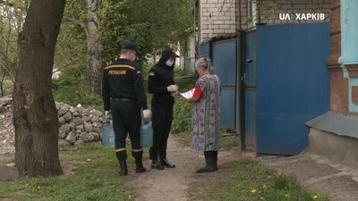 У Харкові курсанти-рятувальники допомагають незахищеним верствам населення під час карантину У Харкові курсанти-рятувальники допомагають незахищеним верствам населення під час карантину