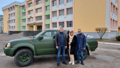 Збирали гроші усією школою: з Черкас на фронт передали пікап Збирали гроші усією школою: з Черкас на фронт передали пікап
