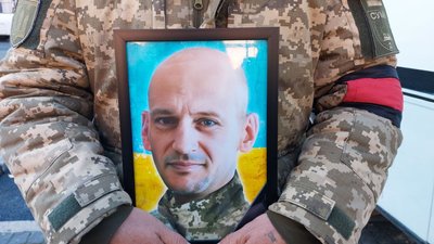 "Просто добра, щира, сімейна людина". У Сумах провели в останню путь військового Сергія Цилюрика