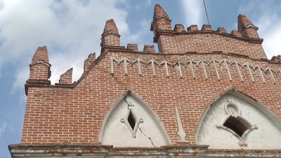 Елементи на фронтоні, через які селяни нарекли школу рогатою, історик називає ознаками неоготики. Елементи на фронтоні, через які селяни нарекли школу рогатою, історик називає ознаками неоготики.